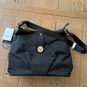 Baggallini NWT Helsinki Travel Crossbody Black with Goldtone Hardware